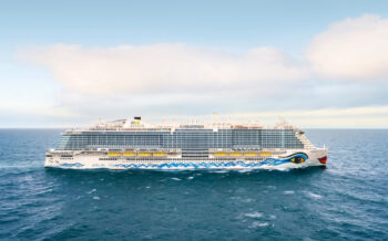 Seitenansicht der AIDAcosma auf dem Meer